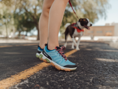 Welche spezialschuhe schützen meinen hund beim canicross auf heißem asphalt und wie prüfe ich die passform